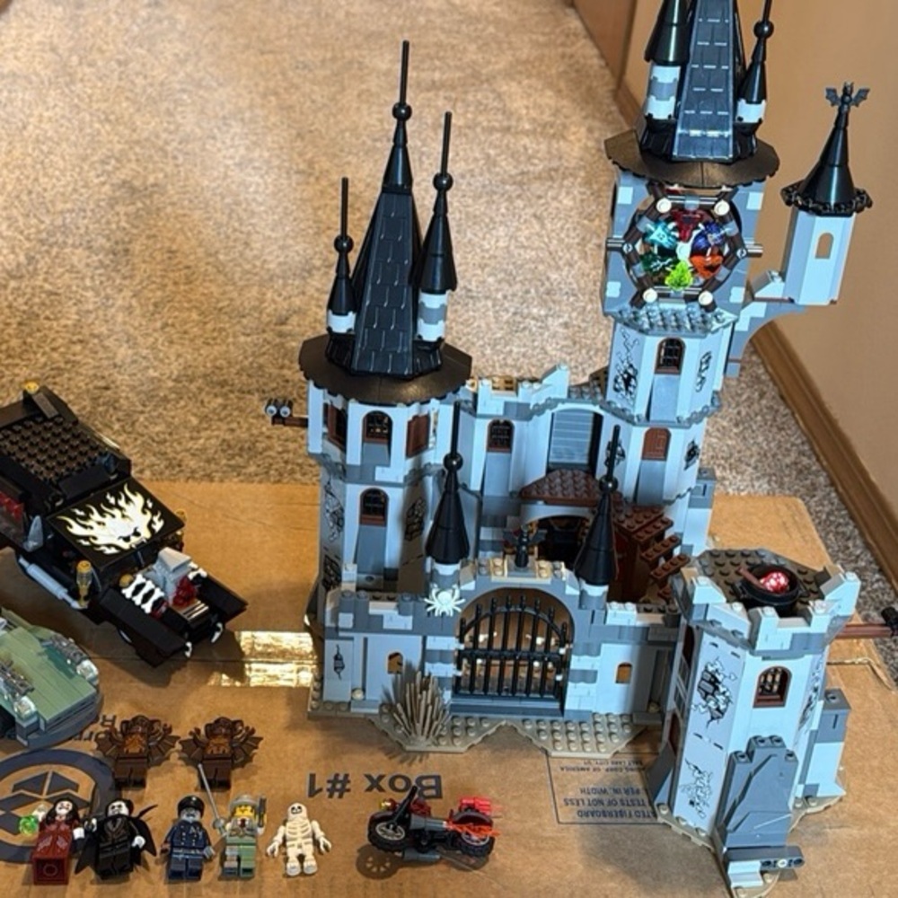 Lego Monster Fighters Draculas Castle Set